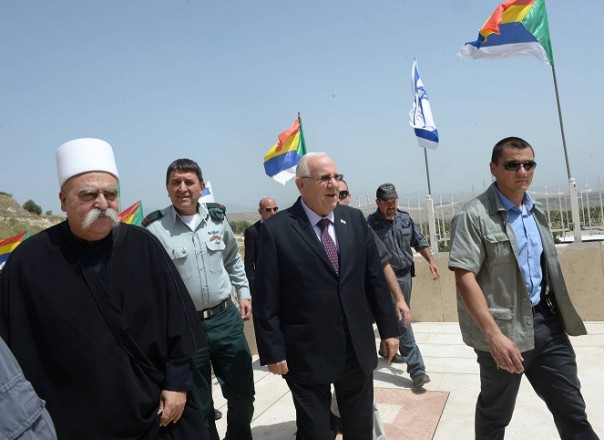 Petinggi Agama Druze saat bersama PM Israel (foto/int) 