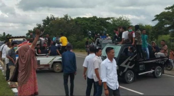 Massa pendemo kedatangan Neno Warisman di Lombok, akhirnya diusir paksa warga setempat. Foto: int 