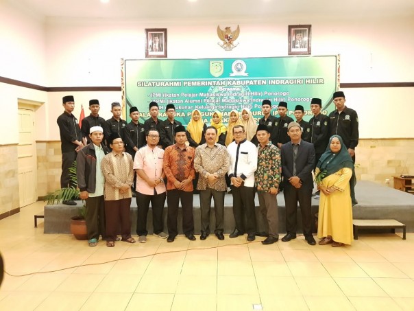 H Said Syarifuddin, mengukuhkan kepengurusan Ikatan Pelajar Mahasiswa Indragiri Hilir (IPMI) Ponorogo/ADV