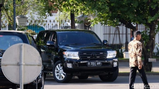 Mobil Toyota Land Cruiser bernopol B 2024 AHY yang digunakan AHY saat datang ke Istana Kepresidenan (Foto: Detik.com)