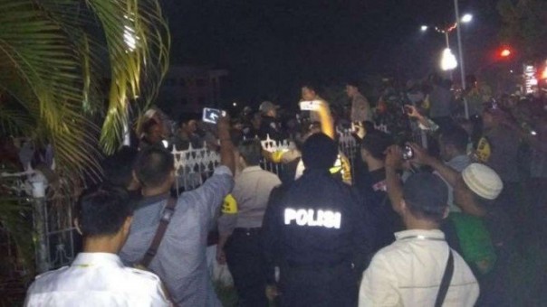 Petugas Kepolisian menghalau massa yang ingin masuk ke dalam lokasi rapat pleno Pemilu di Lombok Tengah, NTB. Foto: int 