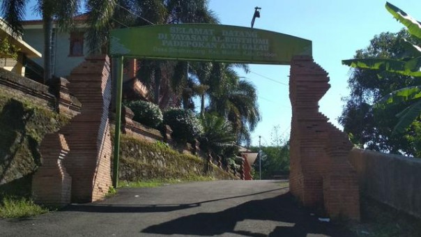 Alamat Padepokan Ujang Bustomi Cirebon Lektur
