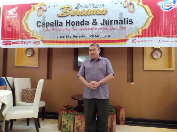Regional Head Honda Capella Dinamik Nusantara, Arifin saat memberikan kata sambutan di acara buka puasa dengan jurnalis di Riau