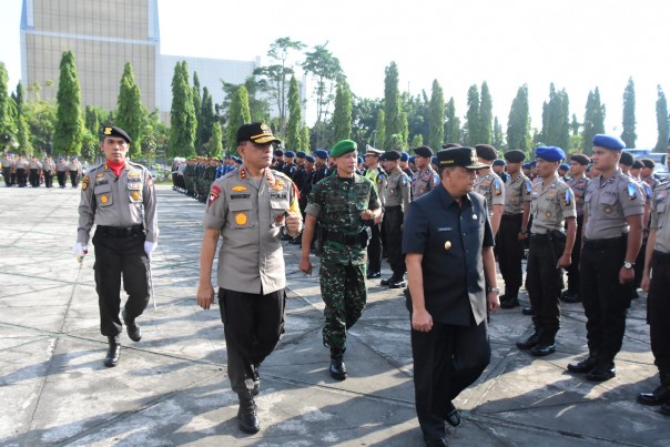 Foto Saat Kapolda Riau meninjau pasukan saat Apel Gelar Pasukan di halaman kantor Gubernur Riau.