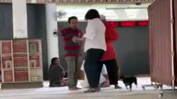 Ulah SM yang membawa anjing masuk ke masjid, saat ini telah viral di media sosial. Foto: int 