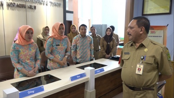 Sekretaris Daerah Kabupaten Inhil, H Said Syarifuddin saat meninjau pelayanan di  Dinas Perizinan dan PTSP Kabupaten Inhil /