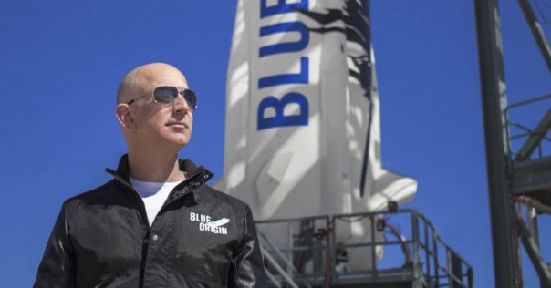 Jeff Bezos bersama perusahaan roketnya, Blue Origin. Foto: int 
