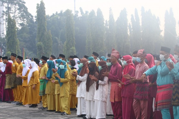 Peserta upacara HUT Riau terlihat menggunakan masker karena asap yang menyelimuti Pekanbaru beberapa hari terakhir.