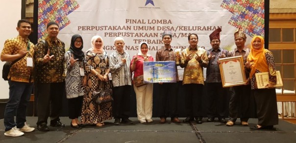 Foto bersama tim SMK Labor Pekanbaru dan tim dari Dinas Perpustakaan dan Kearsipan Provinsi Riau usai menerima penghargaan juara I tingkat nasional/IST