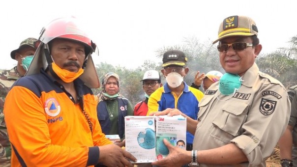 HM Wardan turut berjibaku memadamkan api kebakaran lahan dan hutan yang berlokasi di Parit Minang/ADV