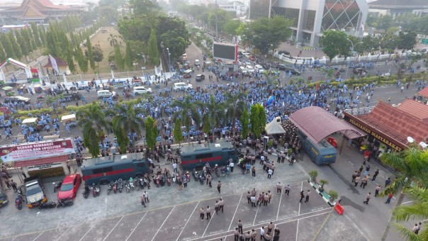 Ribuan Mahasiswa Riau Tumpah Ruah ke jalan