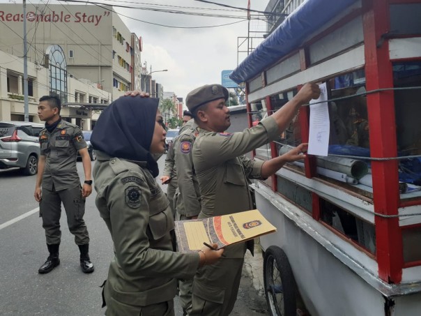 Satpol PP Pekanbaru melakukan penertiban Pedagang Kaki Lima (PKL) di sehumlah lokasi di Kota Pekanbaru. (R24/put)