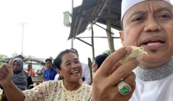 Ustadz Das'ad Latif singgah makan durian saat di Provinsi Jambi (foto/int)
