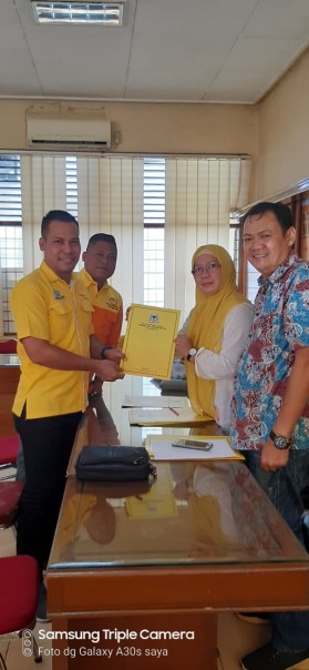 Tim Syamsuar mengambil formulir Pendaftaran untuk maju sebagai calon ketua DPD I Golkar Riau