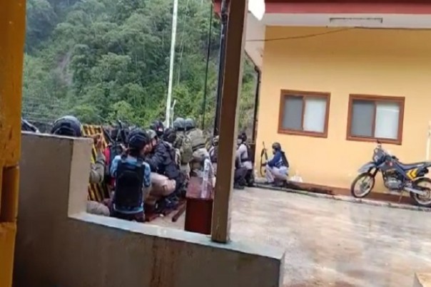 Petugas bertahan dari aksi KKB yang menyerang Polsek Tembagapura di Mimika, Papua. Foto: int 