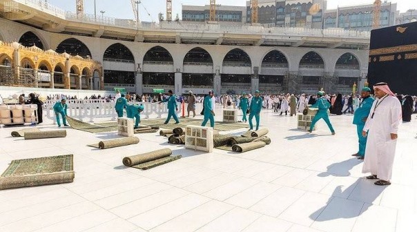 Penggulungan karpet di Masjidil Haram