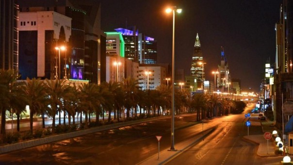 Situasi di jalanan King Fahd di Riyadh, Arab Saudi, saat jam malam diberlakukan untuk membatasi penyebaran virus Corona. Foto: int  