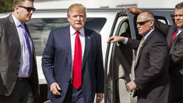 Presiden AS Donald Trump didampingi para pengawal pribadinya. Foto: int 