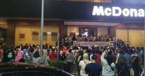 Ribuan Orang Mengerumuni McDonald Pertama Indonesia yang Akan Tutup di Sarinah, Ini Kata Kepala Polisi Ketika Aturan Pembatasan Jarak Sosial Dilanggar