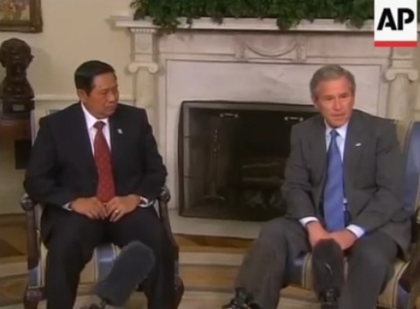SBY ke Gedung Putih dan Ngobrol Santai Dengan Presiden AS George Bush, Netizen: Presiden Beneran Berkarisma (foto/int)