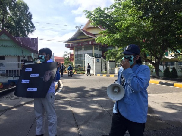 BPJS Kesehatan Naik, BEM Unri Aksi Damai di DPRD Riau (foto/Wira)