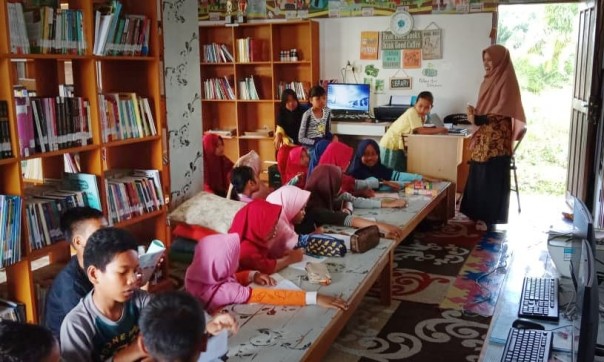 Geliat Perpustakaan Aktif Kreatif Kampung Mandiangin bikin Alfedri Berdecak Kagum (foto/Lin)