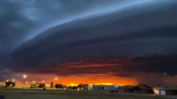 Penampakan awan yang berubah wujud menjadi seperti UFO. Foto: int 
