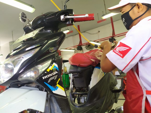 Petugas mekanik AHASS sedang melakukan service perawatan sepeda motor Honda (Foto: Istimewa)
