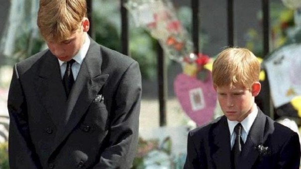 Pangeran William dan Harry saat pemakaman Lady Diana. Foto: int 
