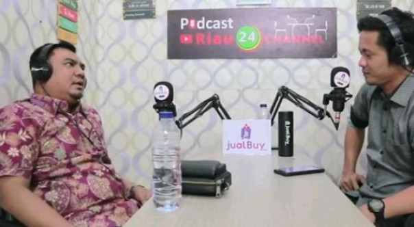 Ikhsan (kiri) saat mengisi podcast di Riau24. channel