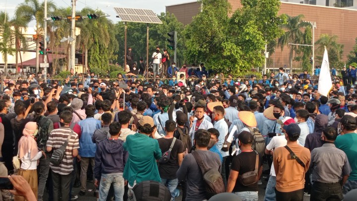 Mahasiswa melakukan aksi demo di depan kantor gubernur Riau