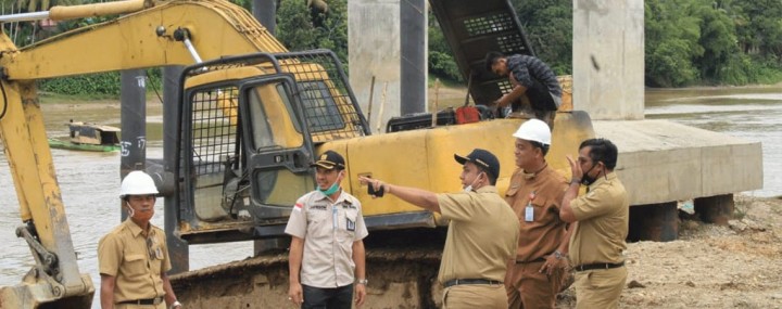 Pjs Bupati Kuansing Tinjau Sejumlah Proyek Pembangunan, PUPR Optimis Selesai Tepat Waktu (foto/zar)