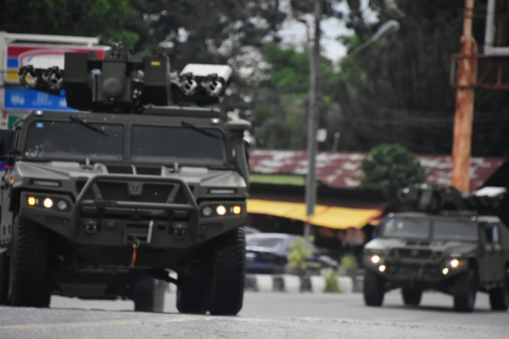Belasan Kendaraan Taktis Starstreak milik TNI AD jadi perhatian warga saat konvoi di Jalan Sudirman Pekanbaru, Rabu,25 November 2020 siang.