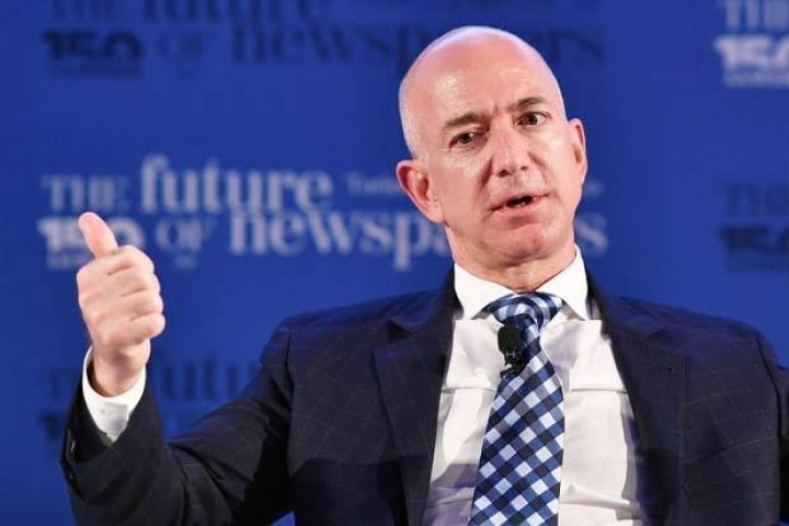 Jeff Bezos Mengumumkan Rencana Untuk Mengirim Wanita Pertama Ke Bulan Pada 2024