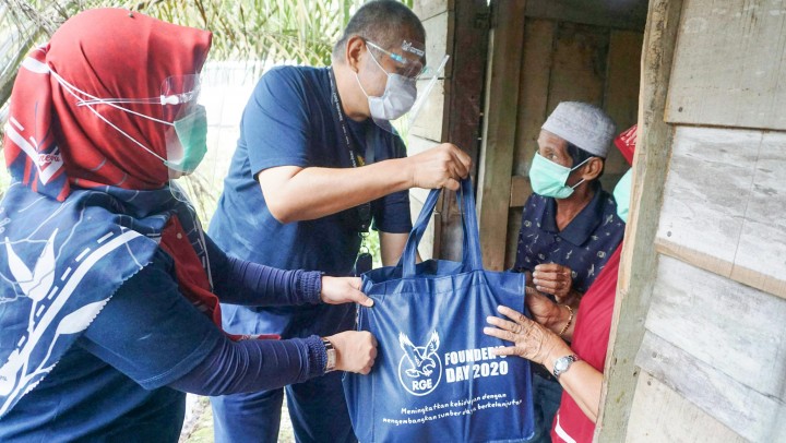 Mill Operation Support Director, Mhd Ali Shabri memberikan bantuan paket sembako kepada warga Desa Sering, Pelalawan (foto/ist) 