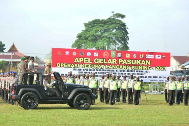 ubernur Riau Syamsuar memimpin Apel Gelar Pasukan Operasi Ketupat Lancang Kuning 2021.