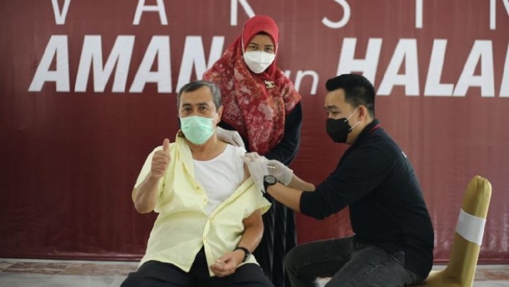 Gubernur Riau Syamsuar saat disuntik vaksin beberapa waktu lalu.