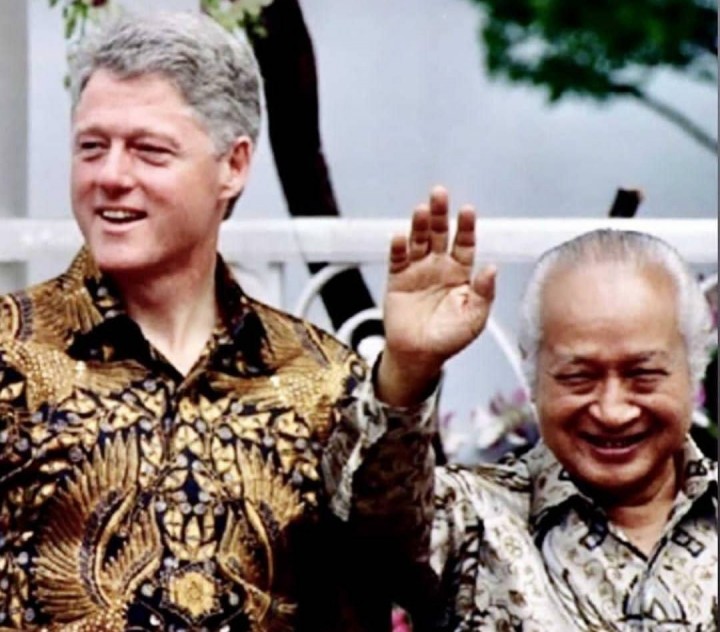Potret Bill Clinton Dengan Presiden Soeharto Sama-sama Pakai Batik, Netizen: Enak Zaman ku Toh (foto/int)