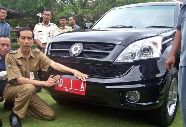 Potret Wali Kota Solo Jokowi Pamerkan Mobil SUV Esemka, Netizen: Awal Mula (foto/int)