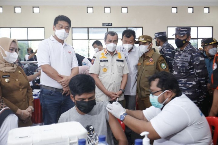 Tinjau Serbuan Vaksin Lanal Dumai di Bengkalis, Gubernur Riau Syamsuar Ingatkan Warga Tetap Disiplin Prokes (foto/int)