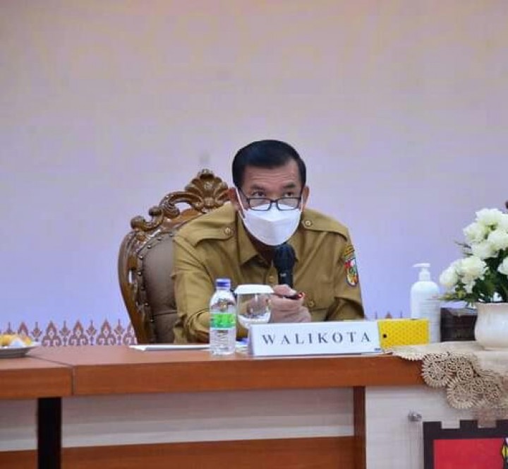 Walikota Pekanbaru, Firdaus saat memimpin salah satu rapat (foto/int)