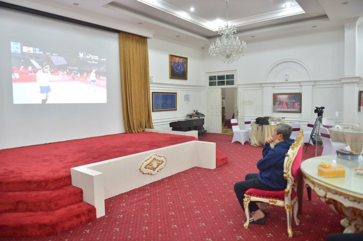 Gubernur sendiri menyaksikan langsung pertandingan yang dimenangkan oleh Leani Ratri Oktila bersama Khalimatus Sadiyah. (Foto: Istimewa)