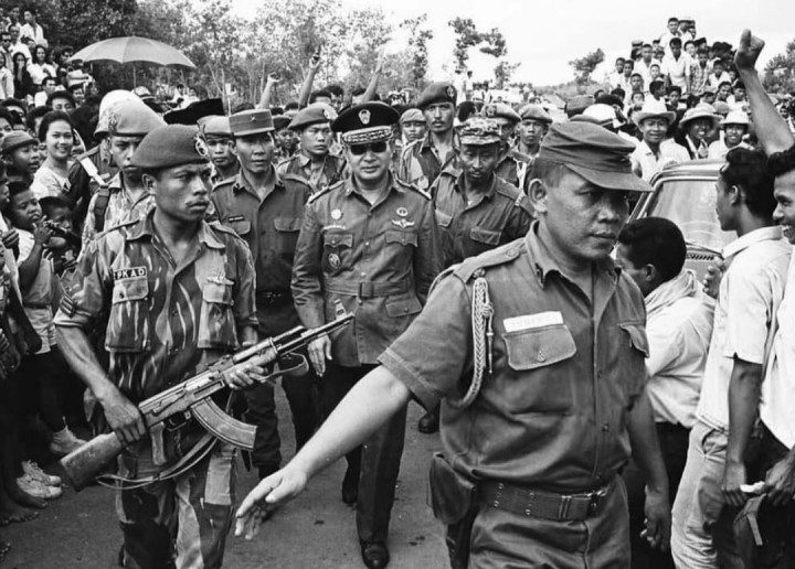 Potret Letnan Jenderal Soeharto Dikawal RPKAD Saat Hadiri Pemakaman Perdana Menteri Sutan Sjahrir (foto/int)