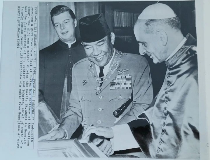 Potret Presiden Soekarno Disambut Hangat Paus Paulus VI (foto/int)