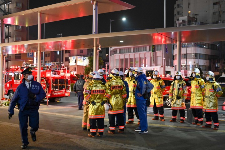 Petugas pemadam kebakaran berkumpul di luar Stasiun Kokuryo setelah seorang pria melukai setidaknya 10 orang dalam serangan pisau dan api di sebuah kereta di Jalur Keio di kota Chofu di Tokyo barat pada 31 Oktober 2021. (AFP Photo) 
