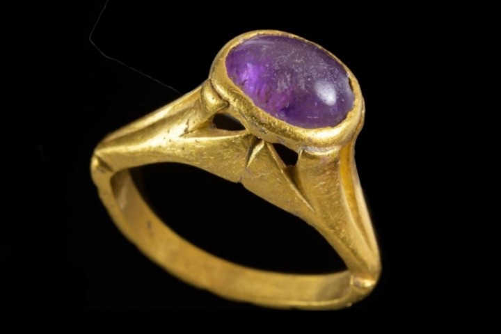 Cincin emas itu berisi batu semimulia ungu yang kemungkinan besar adalah batu kecubung. Foto milik Otoritas Barang Antik Israel