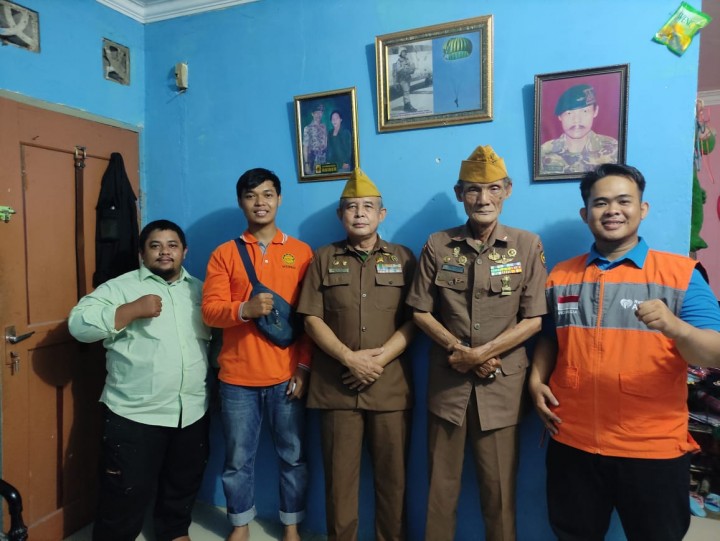 Kenang Jasa Pahlawan, Rumah Zakat Bersama Relawan Nusantara Berbagi Bingkisan Kepada Veteran (foto/ist)