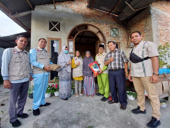 Pengurus FKSR Foto Bersama Saat Penyerahan Bantuan Sembako