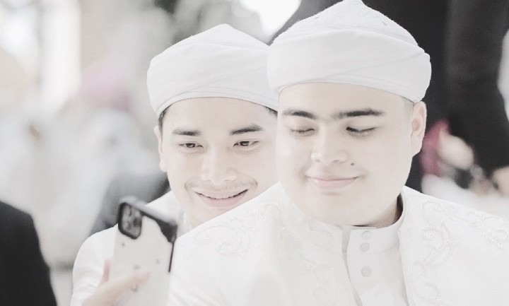 Putra almarhum Ustaz Arifin Ilham, Ameer Azzikra saat bersama kakaknya Alvin Faiz. Sumber: Instagram / @alvin_411