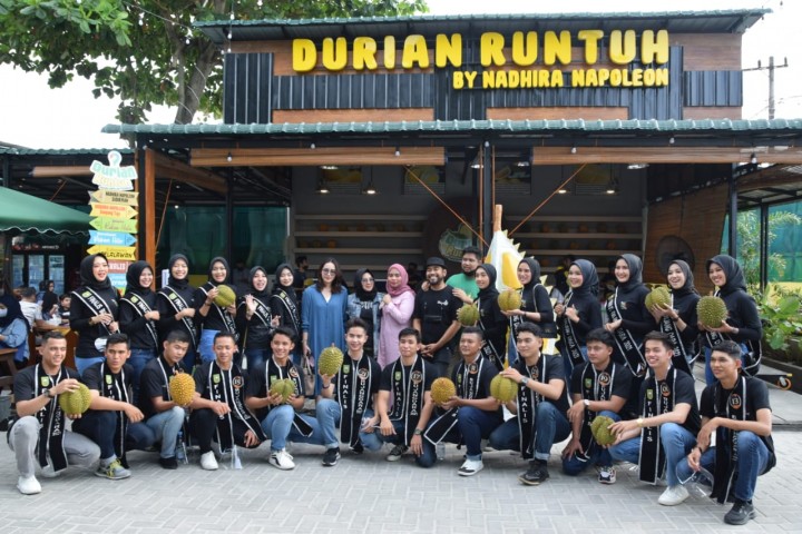 Finalis Bujang Dara Riau 2021 Nikmati Level Baru Makan si Raja Buah di Durian Runtuh (foto/int)